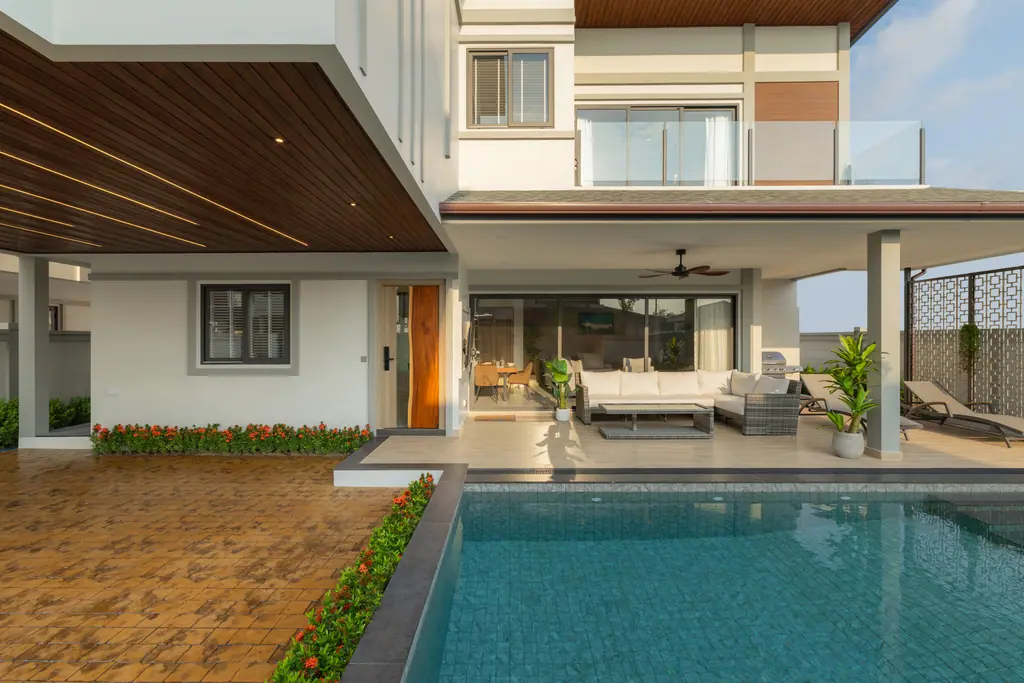 Show villa with its private pool and covered terrace